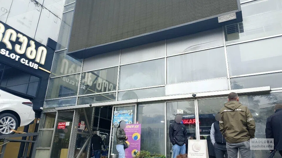 фасад здания вход в FancyGe