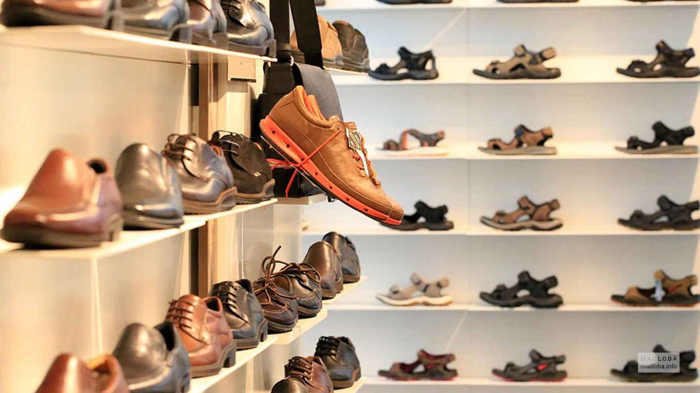 Стеллажи с обувью в магазине Фантазия