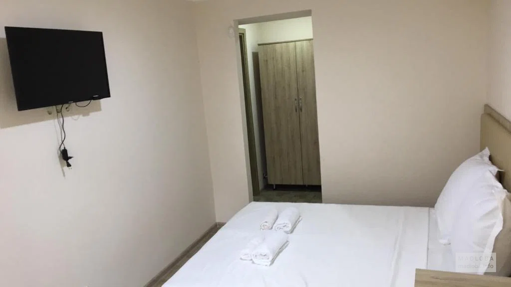 Кровать в номере отеля Femi ji
