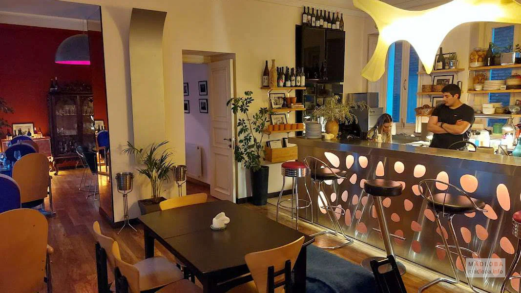 Ferment Wine Bistro в Тбилиси — натуральные вина, тёплый свет