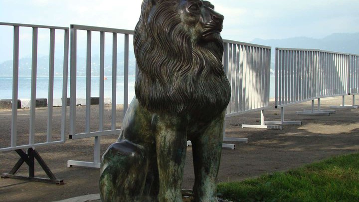 Фигуры львов рядом с Морским портом