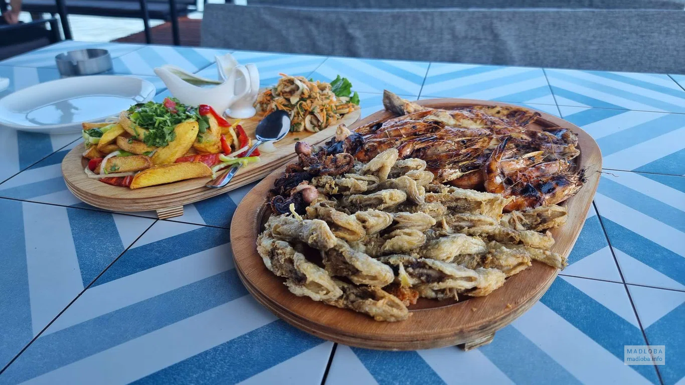 Блюдо из морепродуктов в ресторане Фишландия