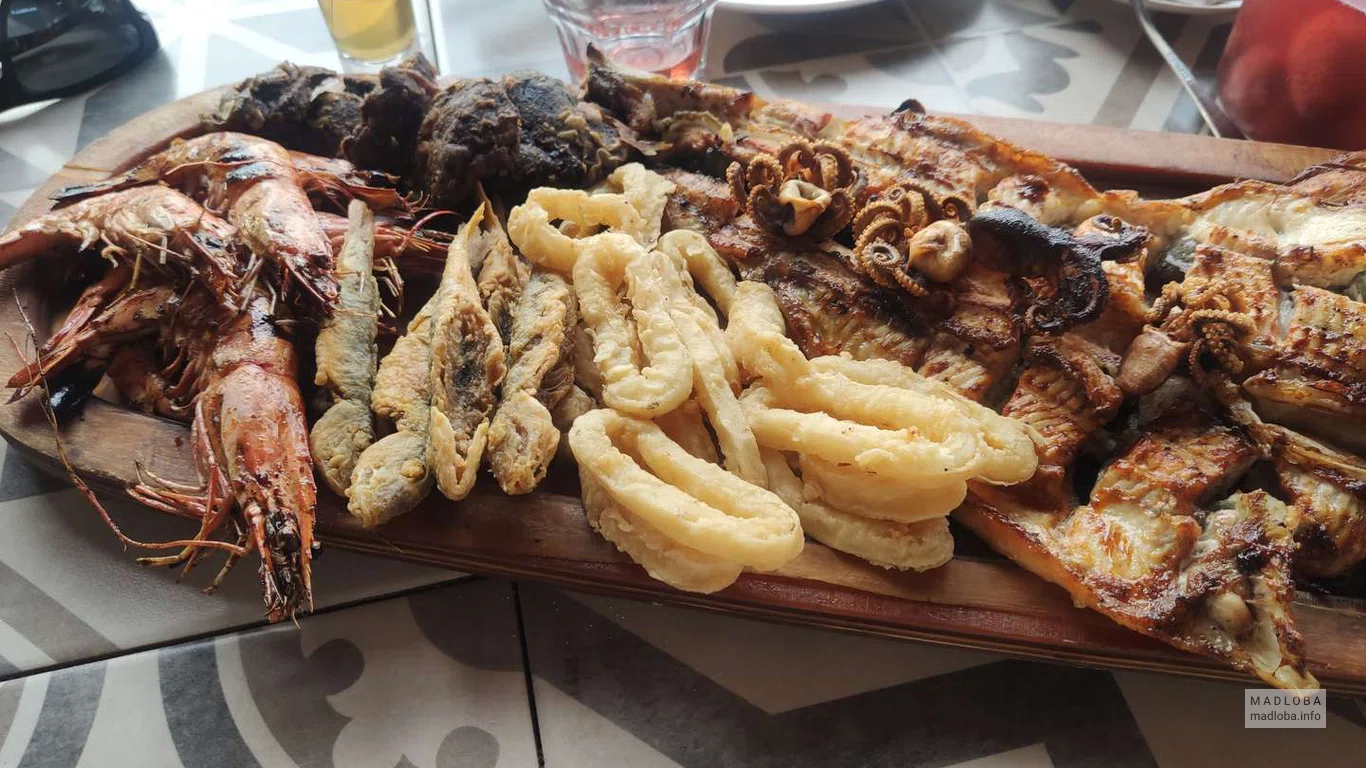 Блюдо из морепродуктов в ресторане Фишландия