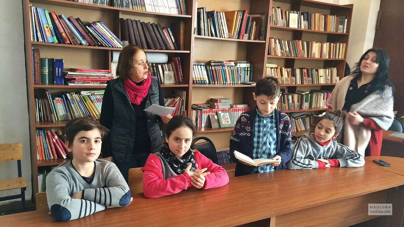 Библиотека в школе им. Гурама Девдариани