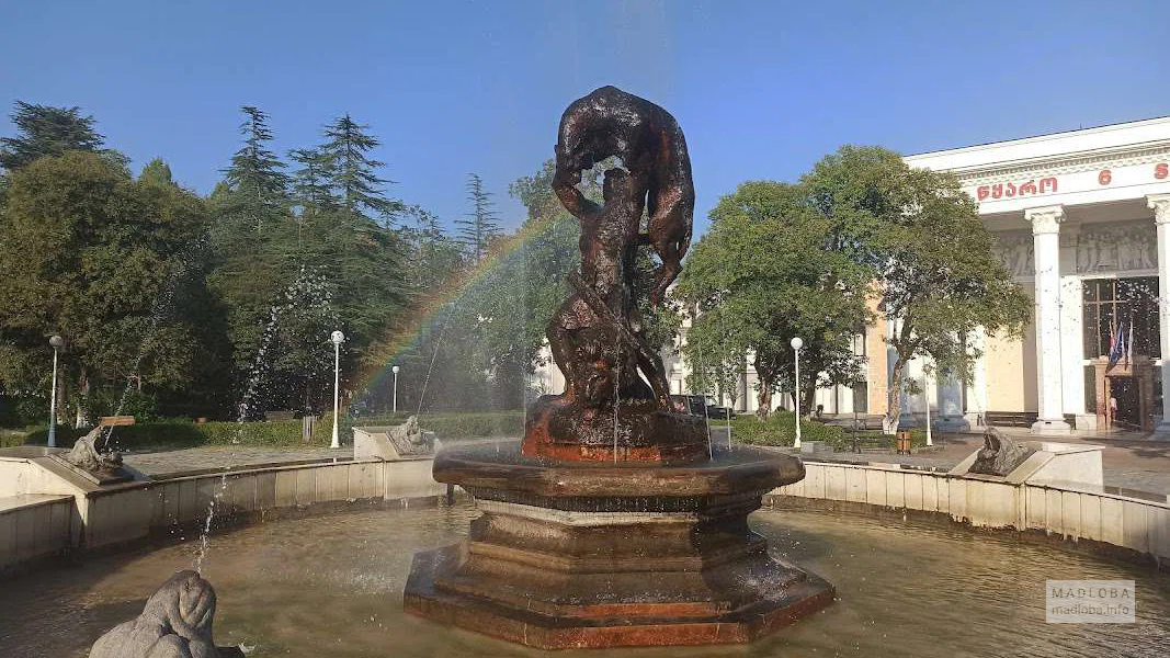 Фонтан "Лев и гладиатор"