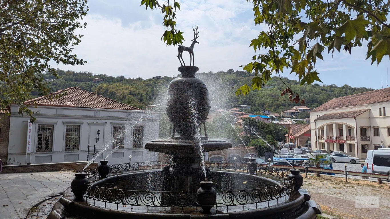 Фонтан на площади Ираклия II в Сигнахи