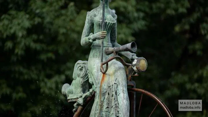 Фонтан "Дама с собачкой на велосипеде"