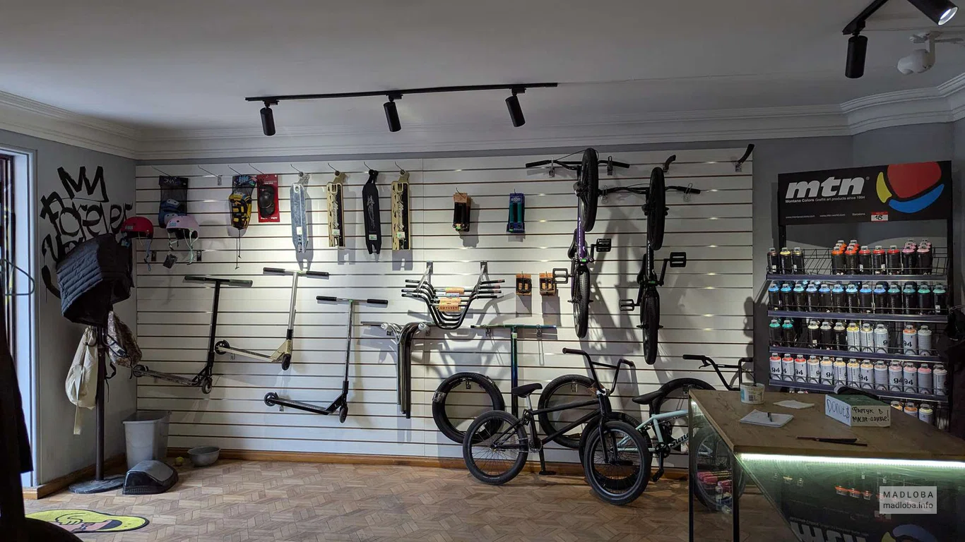 Forever Young — магазин скейтбордов и стрит-атрибутики в Батуми