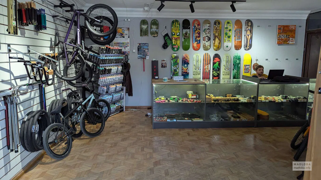 Forever Young в Батуми — скейт-магазин, кеды, лонгборды, мерч