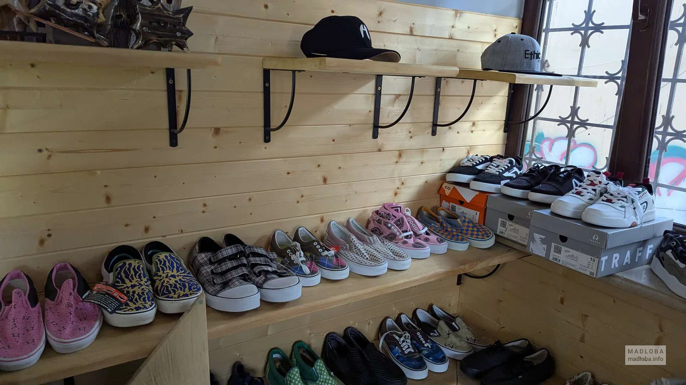 Спортивная обувь в магазине Forever young