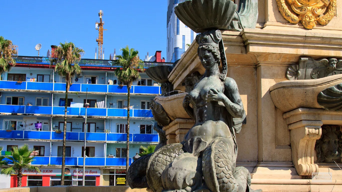 Фонтан Нептун на театральной площади Батуми