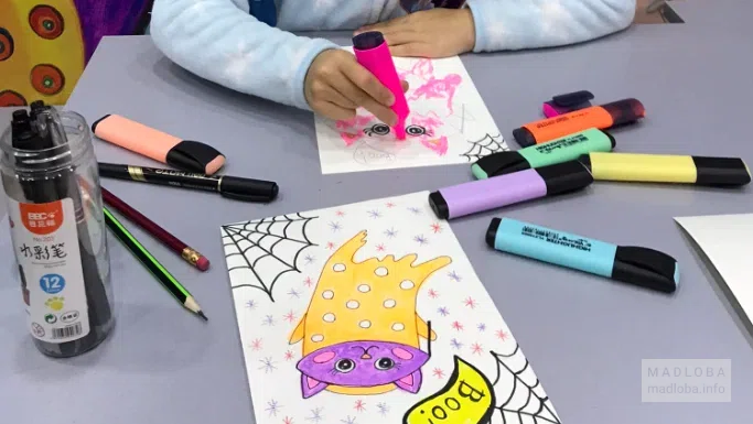 Ребенок занимается рисованием в "Free Art"