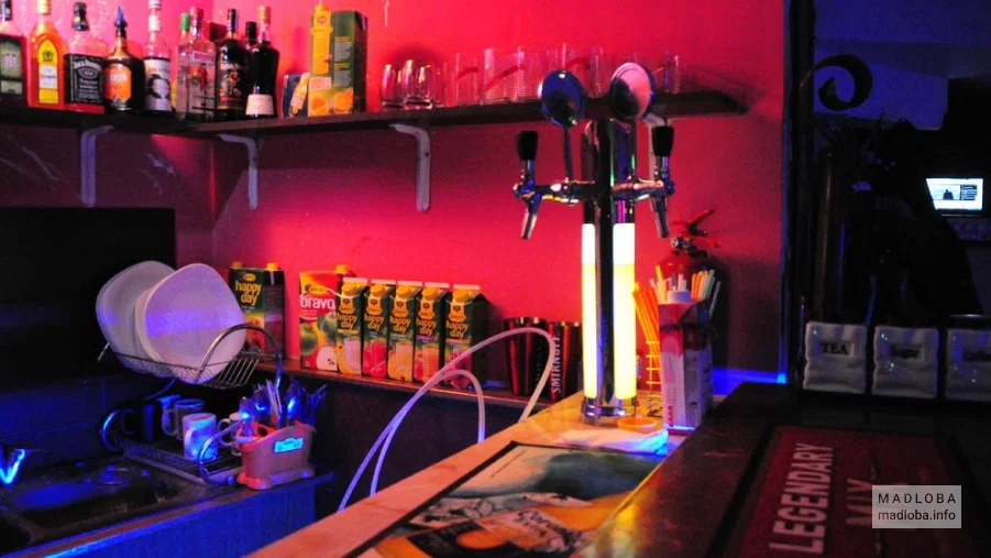 Барная стойка в Friends' Esoterique Bar