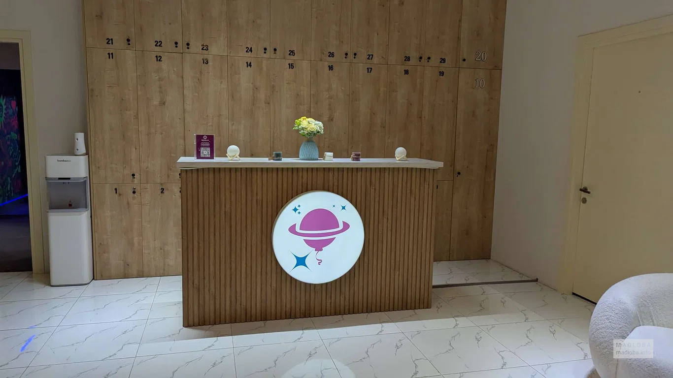 Стойка администратора и шкафчики для хранения для вещей