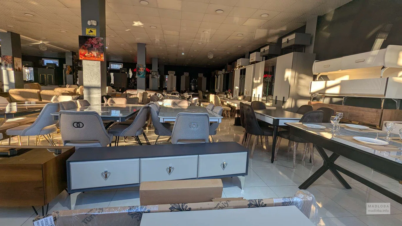 столы и стулья в мебельном магазине Furniture Salon DEDE1в Батуми