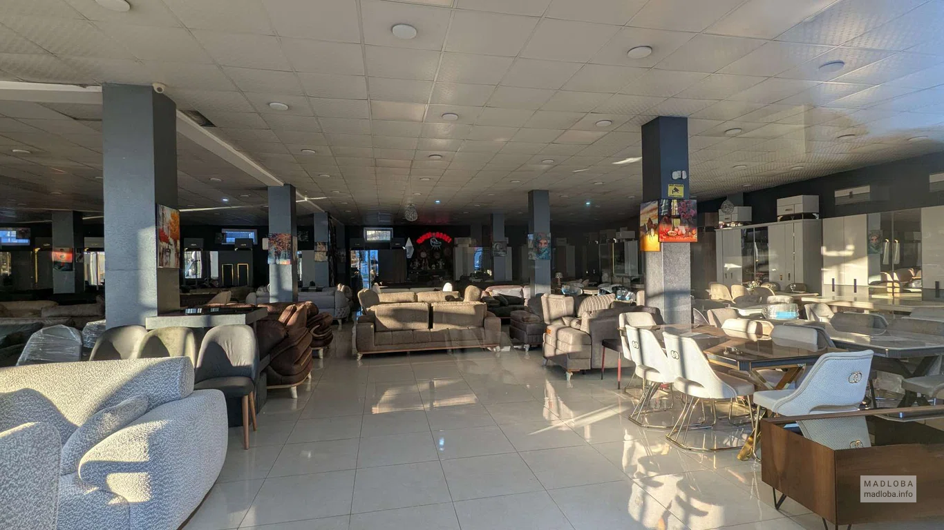 большой выбор мебели в магазине Furniture Salon DEDE1в Батуми