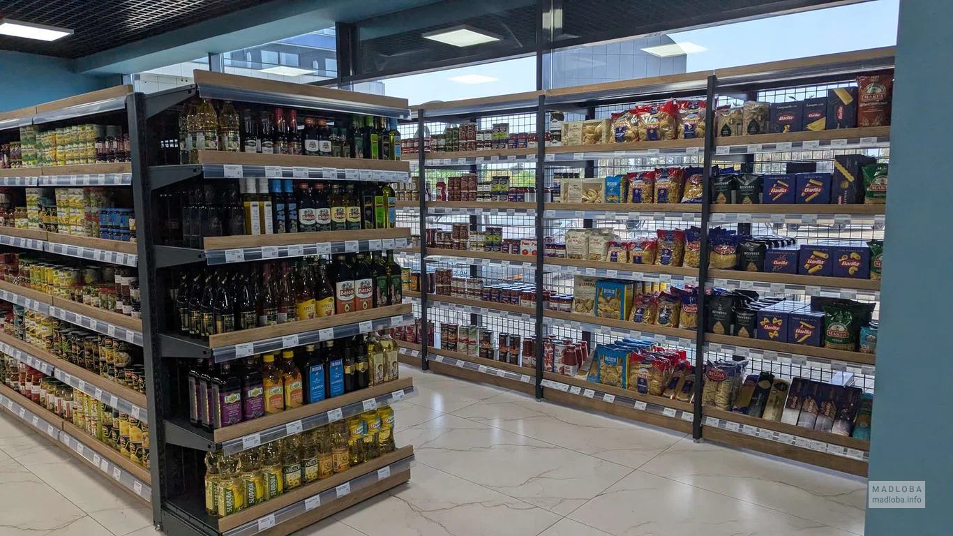 Товары на полках магазина GB Gourmet в Батуми