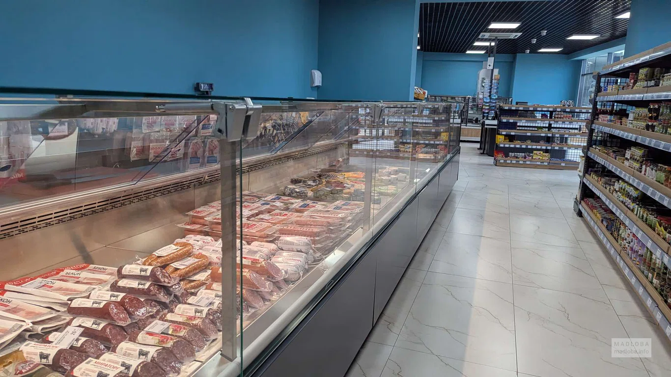 Колбасы и мясная продукция в магазине GB Gourmet в Батуми