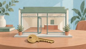 Иллюстрация коммерческой аренды: макет помещения с остеклённым фасадом и ключ на деревянном столе.
