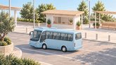 Иллюстрация: голубой пассажирский автобус перед кассовым павильоном автостанции.