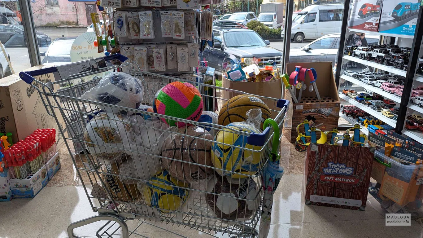 Мячи в магазине игрушек GIF Toy в Батуми