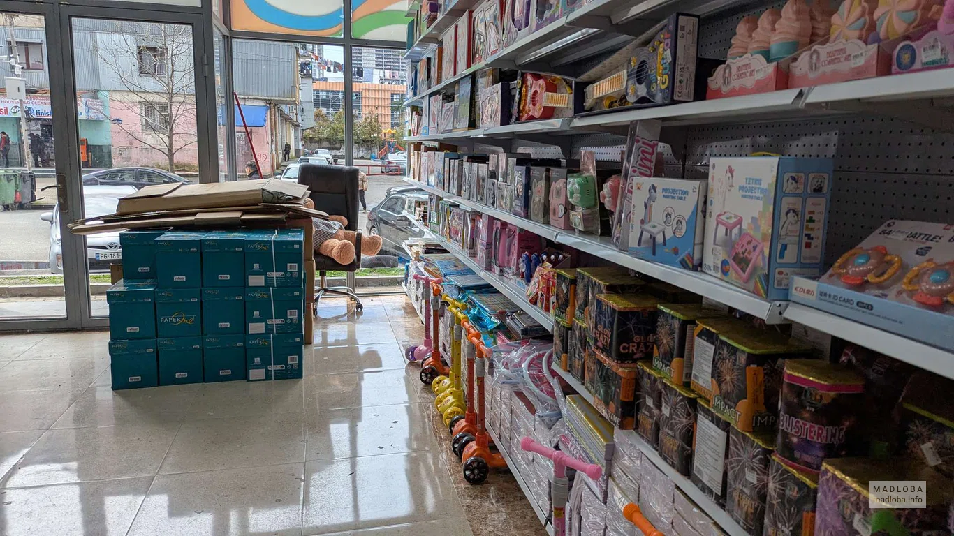 Трехколесные самокаты в магазине игрушек GIF Toy в Батуми