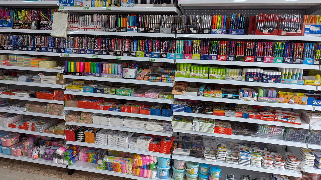 Канцелярия в магазине игрушек GIF Toy в Батуми