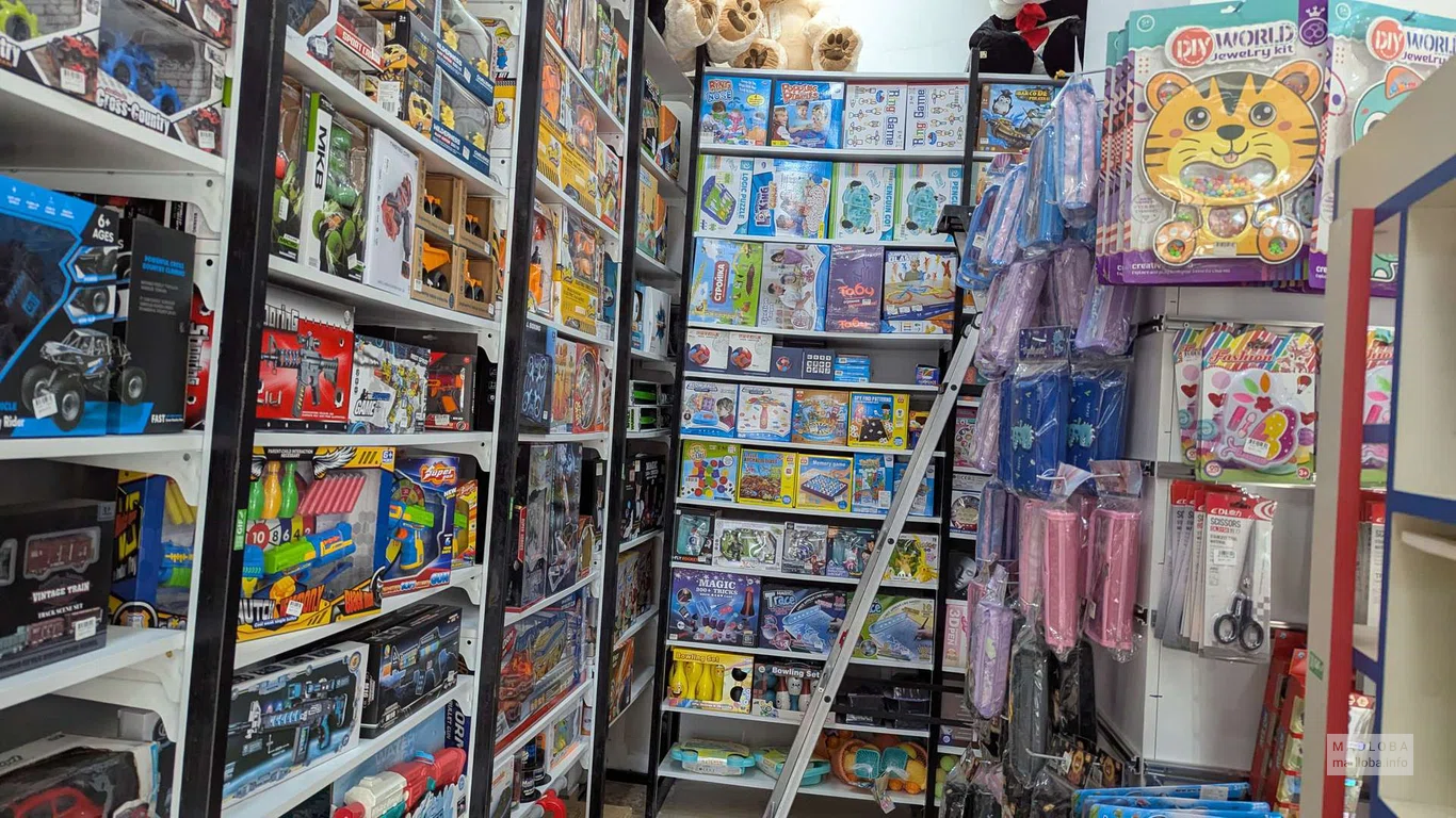 Машинки и пистолеты в магазине игрушек GIF Toy в Батуми