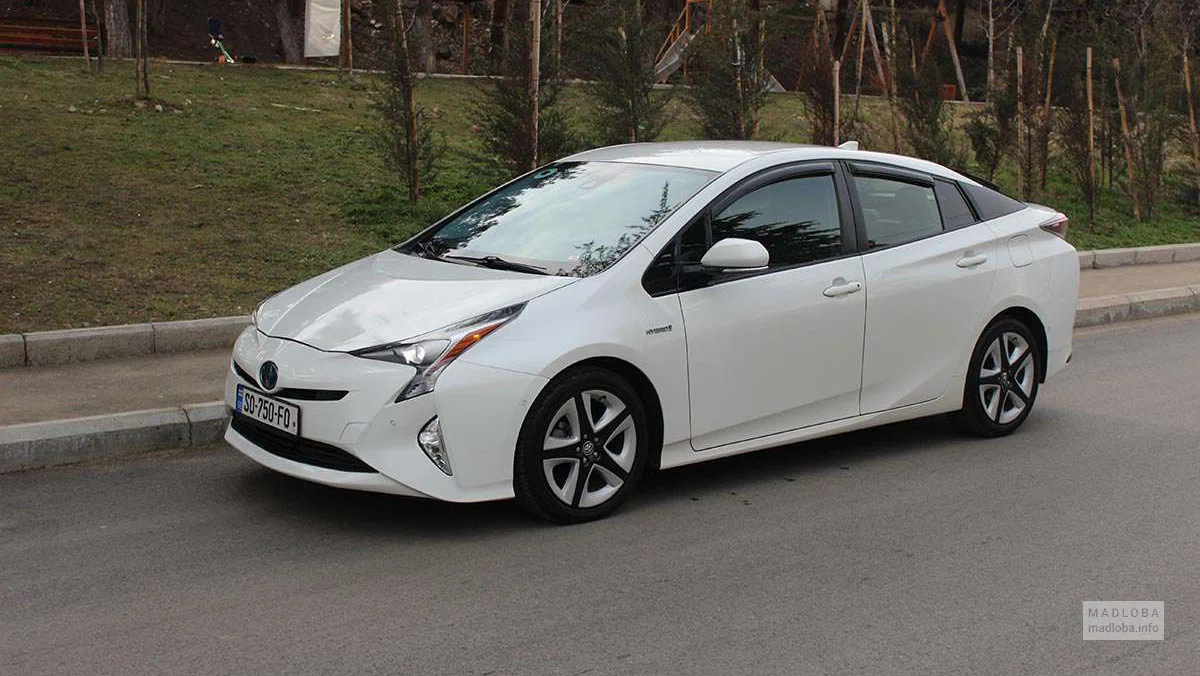 Toyota Prius в аренду в Giko Travel