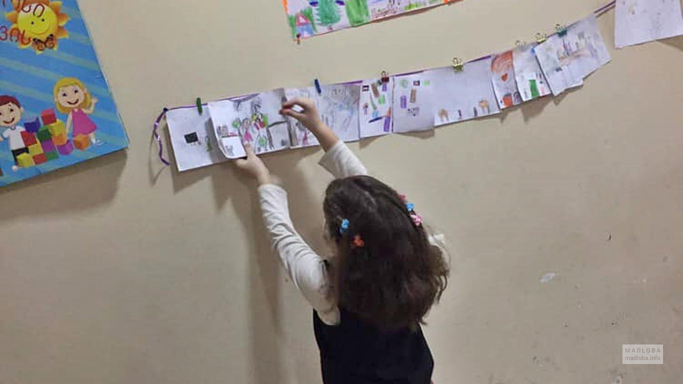 Детские рисунки в GLC School в Тбилиси