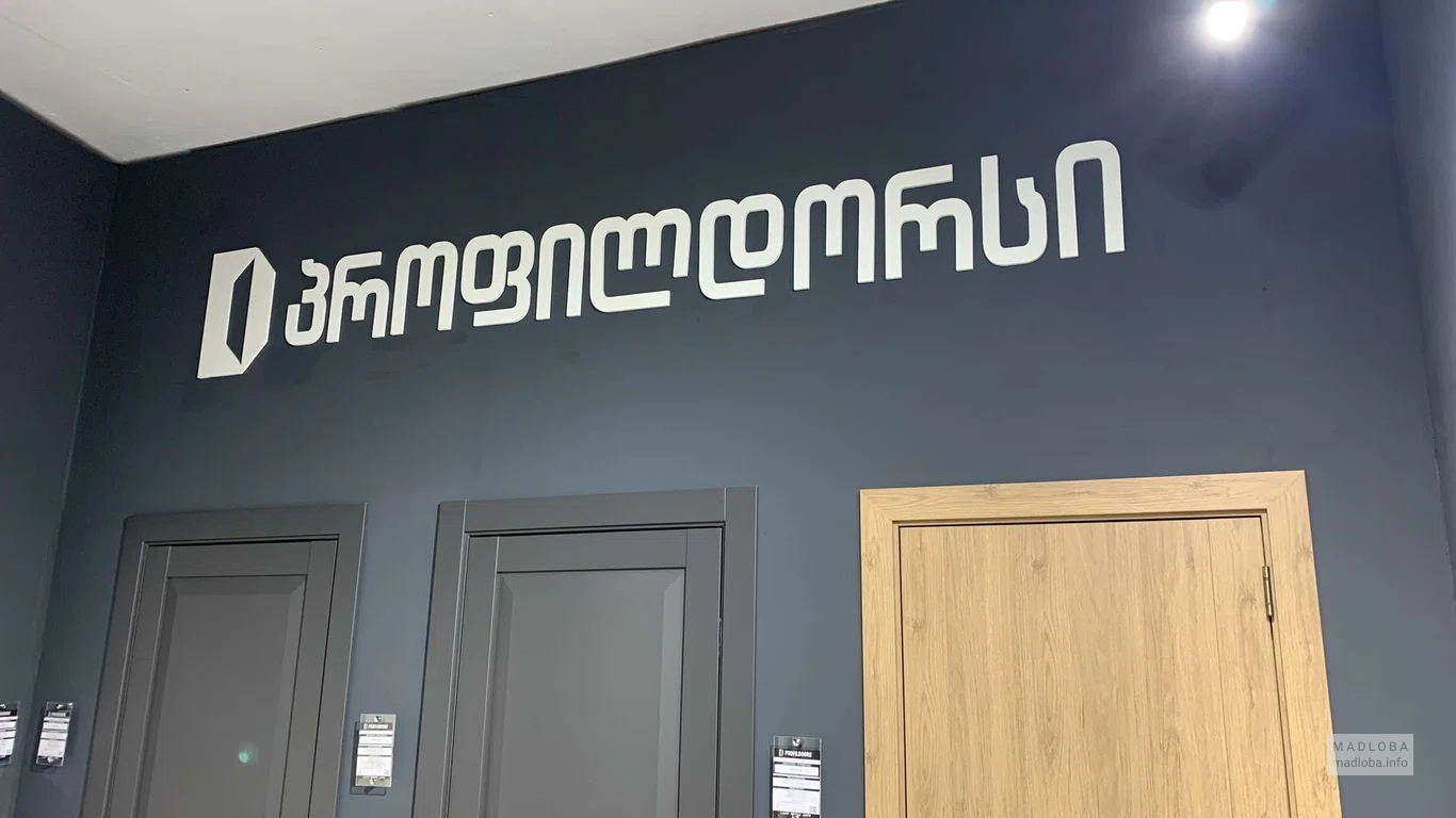 Серая дверь с минималистичным дизайном