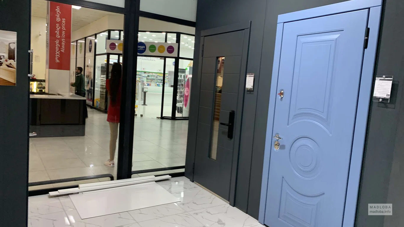 Синяя дверь с декоративным узором