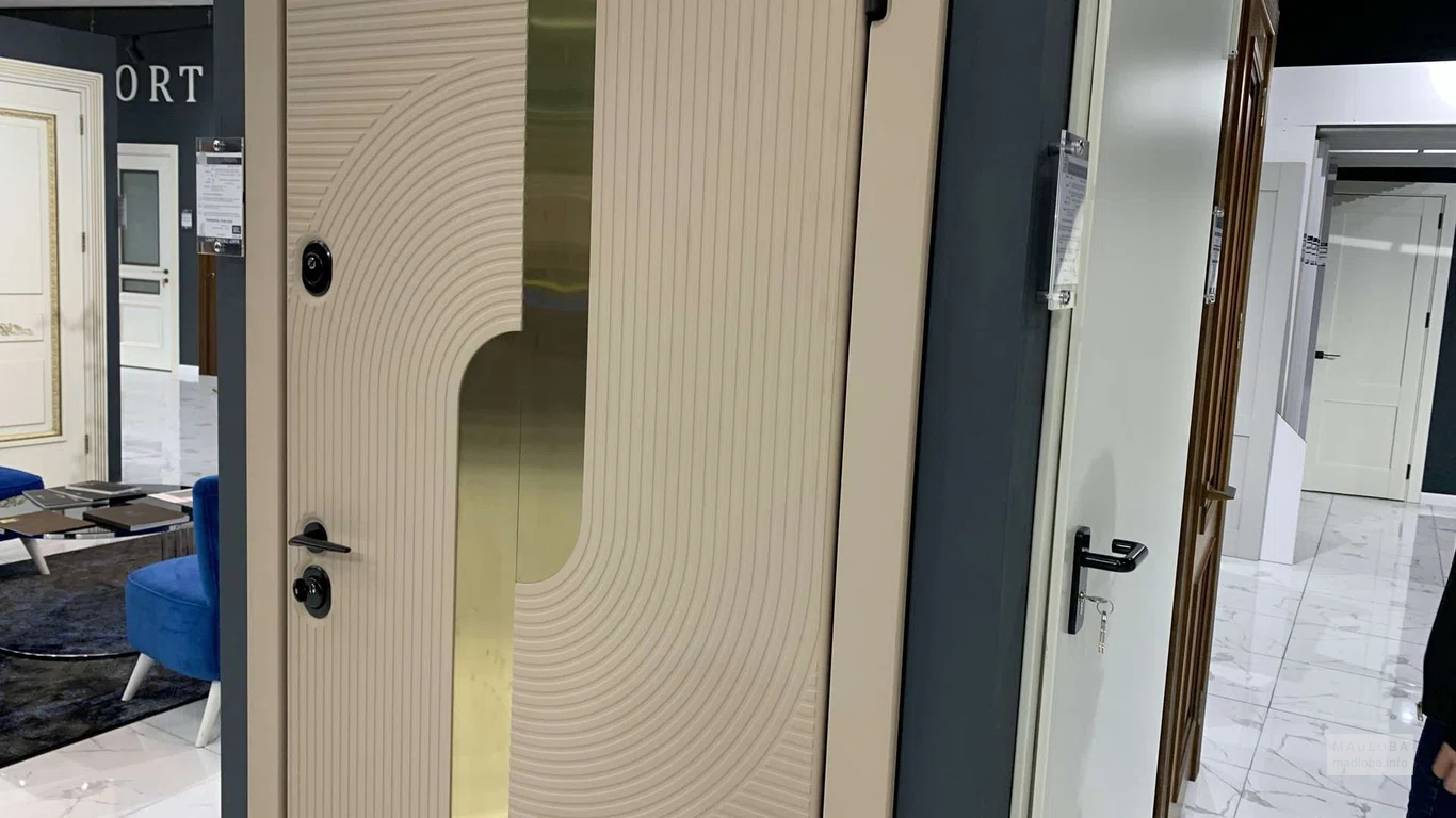 Дверь с зеркалом