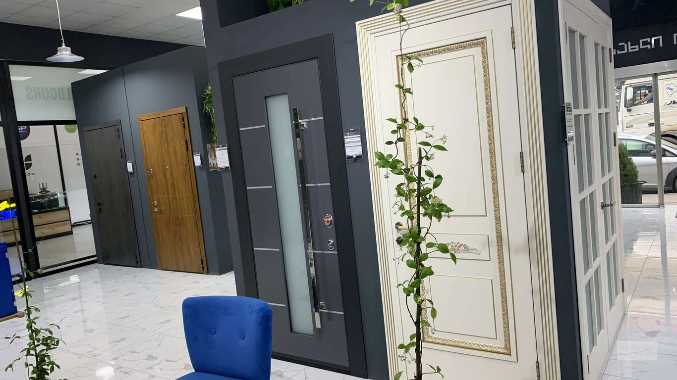 Элегантная белая дверь с золотой окантовкой