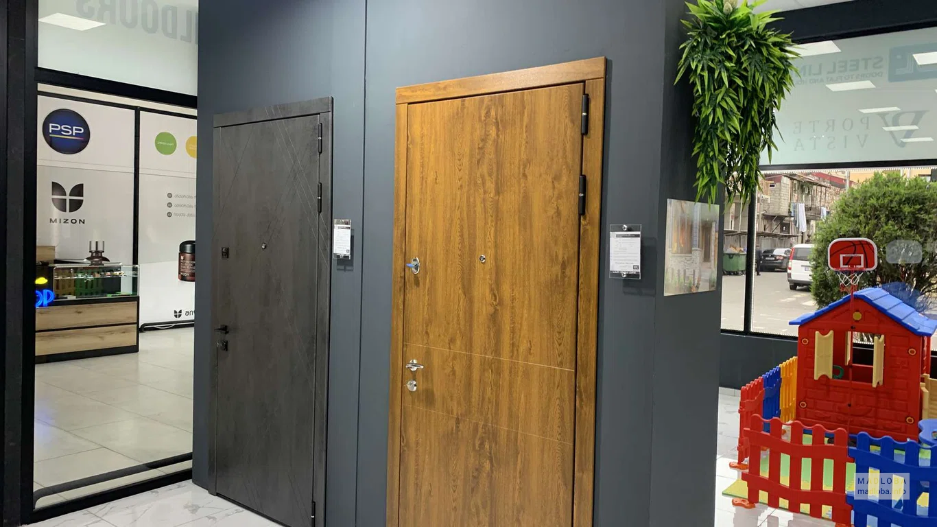 Однотонные двери под дерево