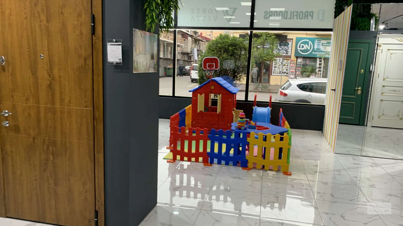 Детская игровая зона рядом с выставочными дверями