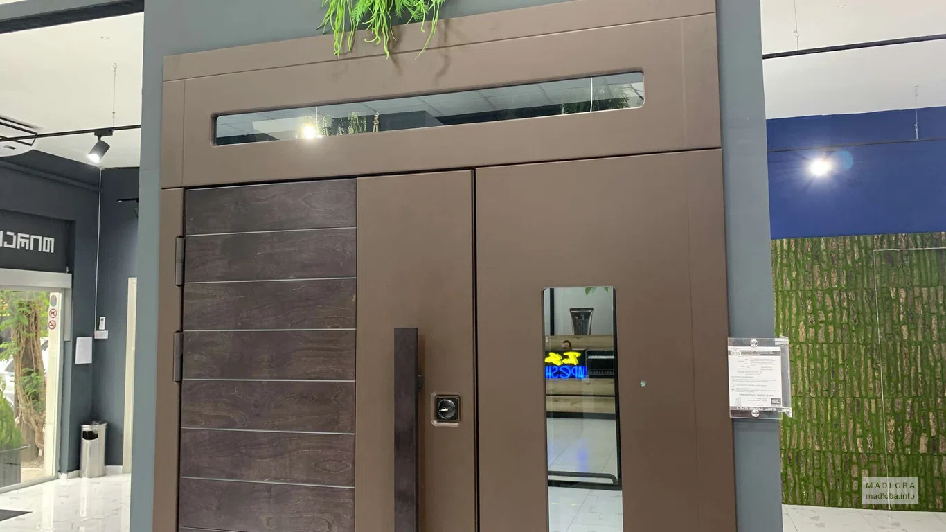 Современная коричневая дверь с вертикальным узким окном