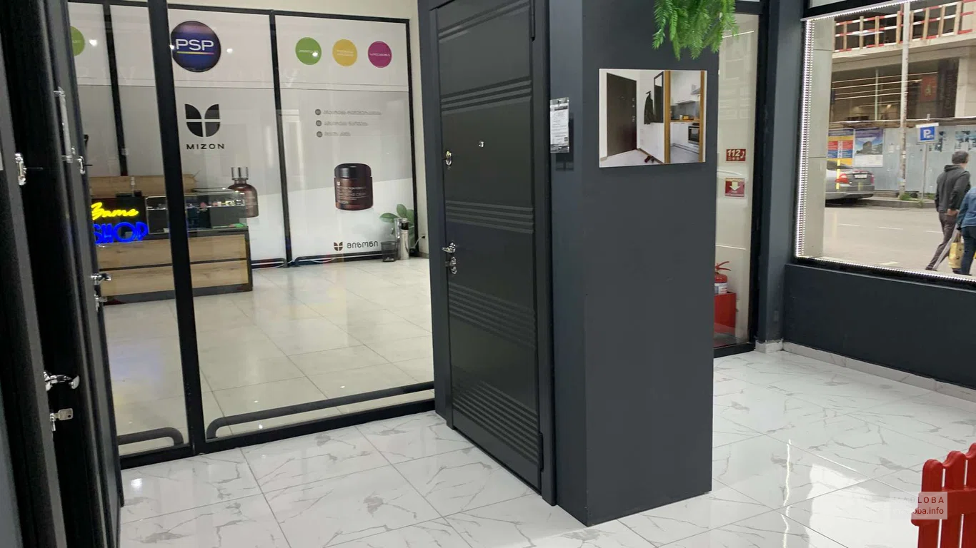 Черная дверь с горизонтальными линиями и стильной ручкой