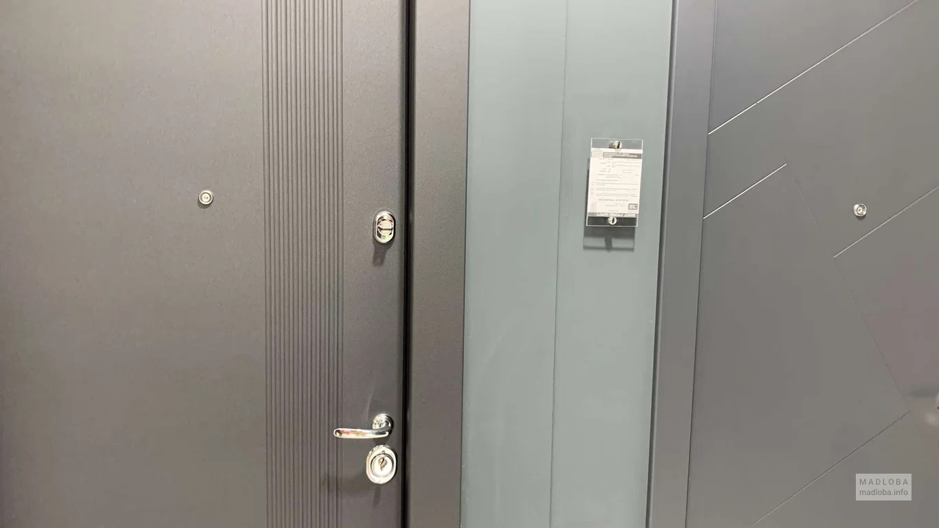 Металлическая дверь с рифленой текстурой и глазком