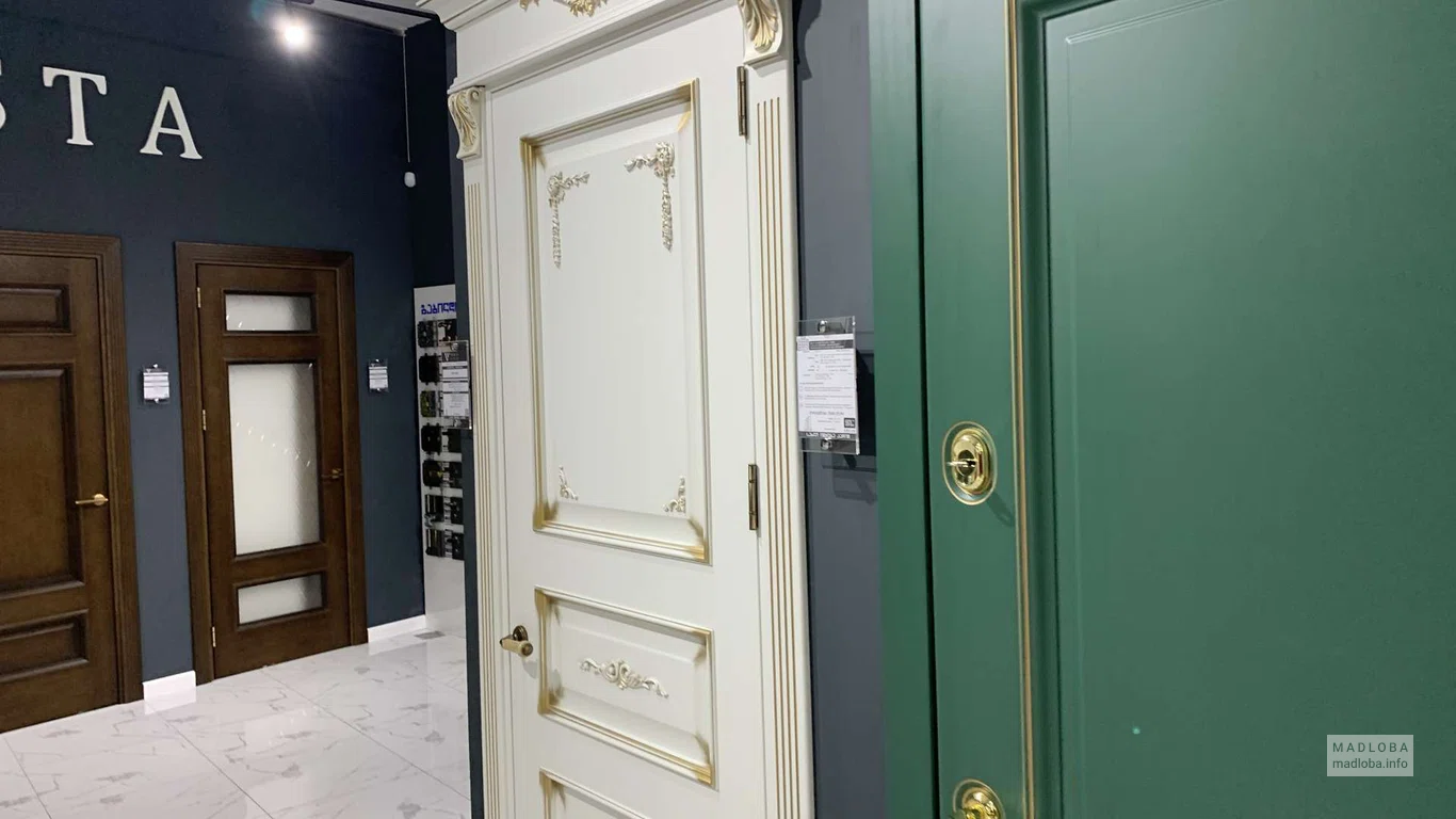 Белая дверь с золотыми элементами в классическом стиле