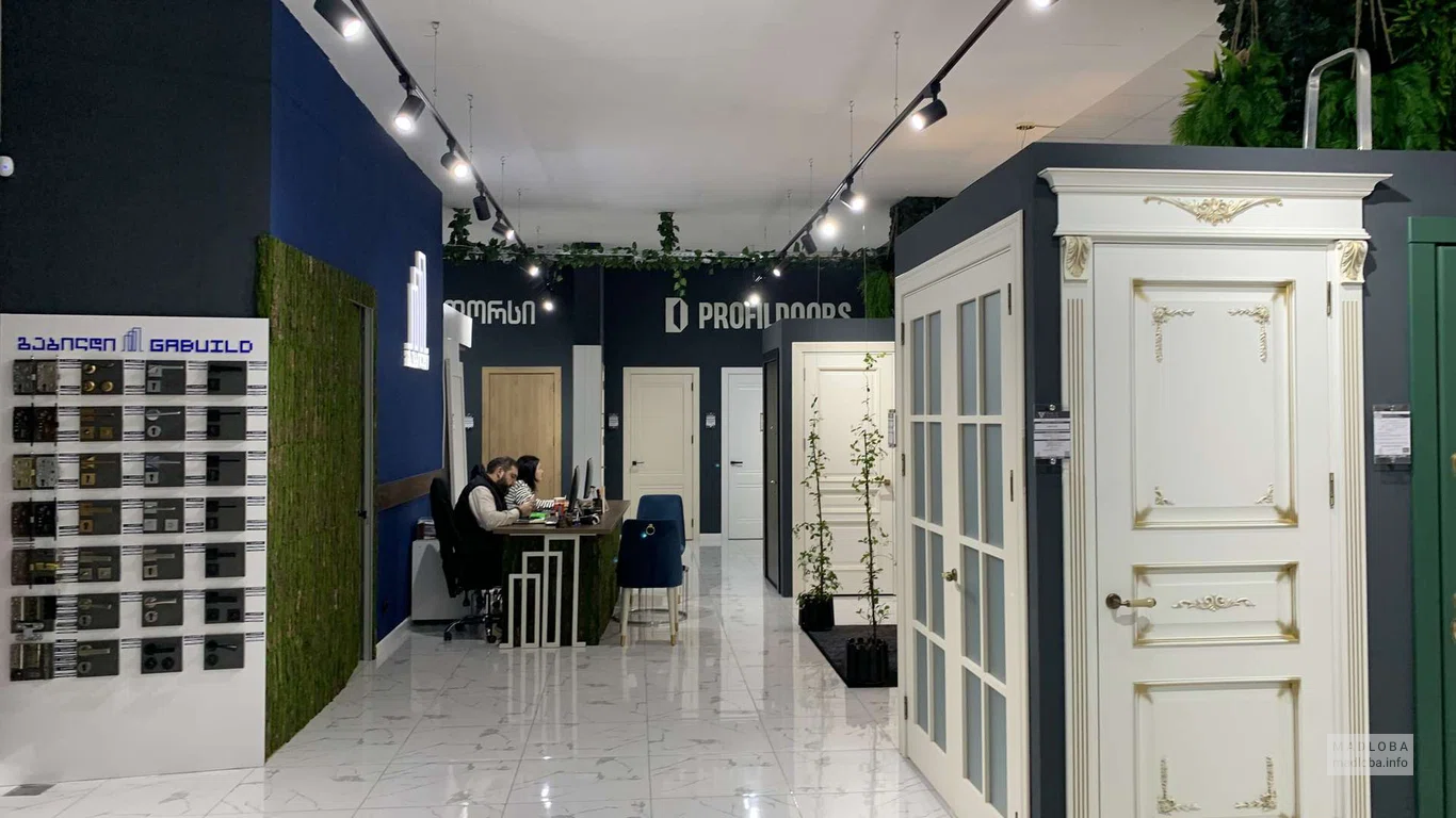 Входная зона с выставленными дверями и консультационным столом