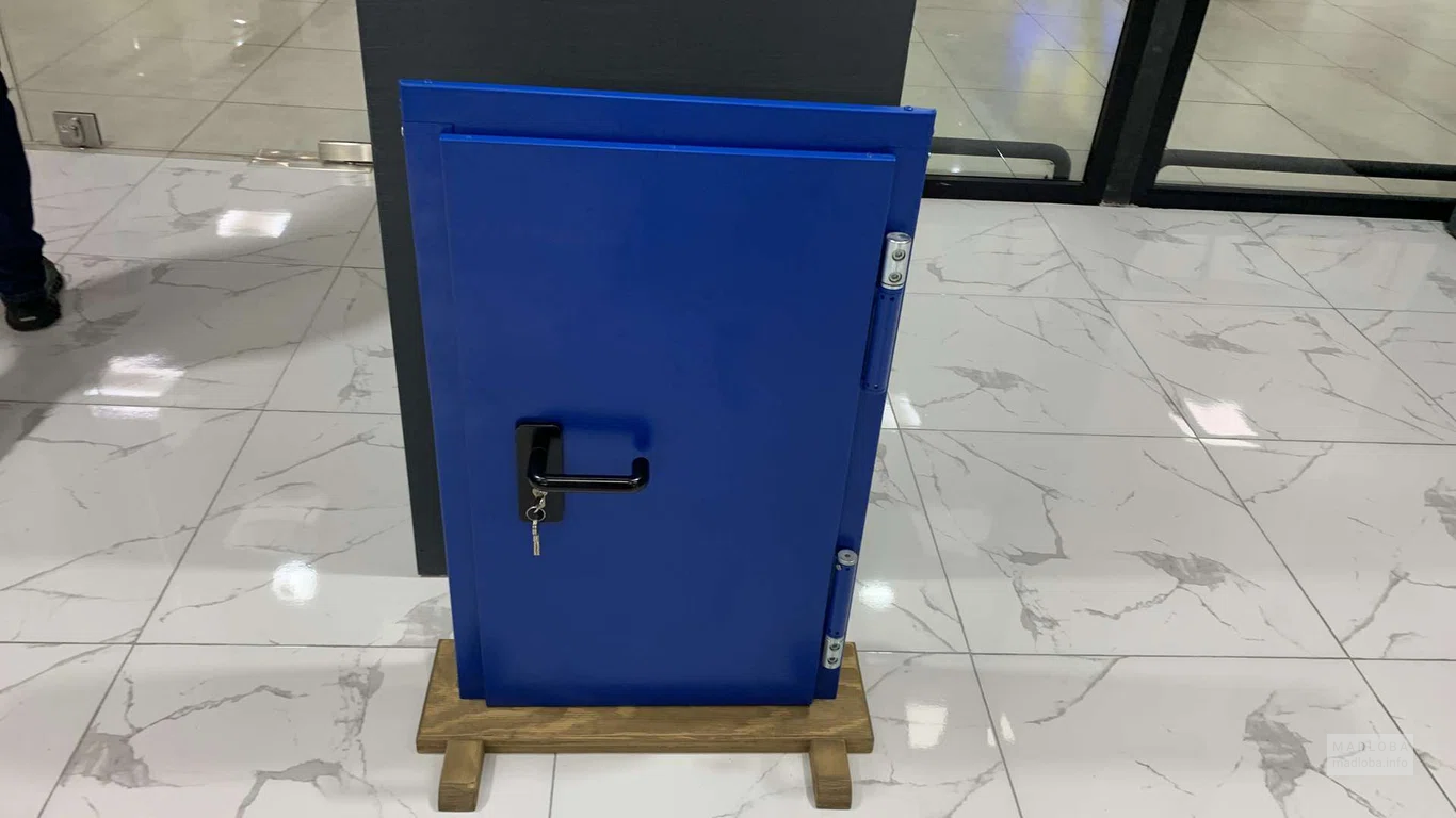 Миниатюрная синяя дверь для демонстрации замков и фурнитуры