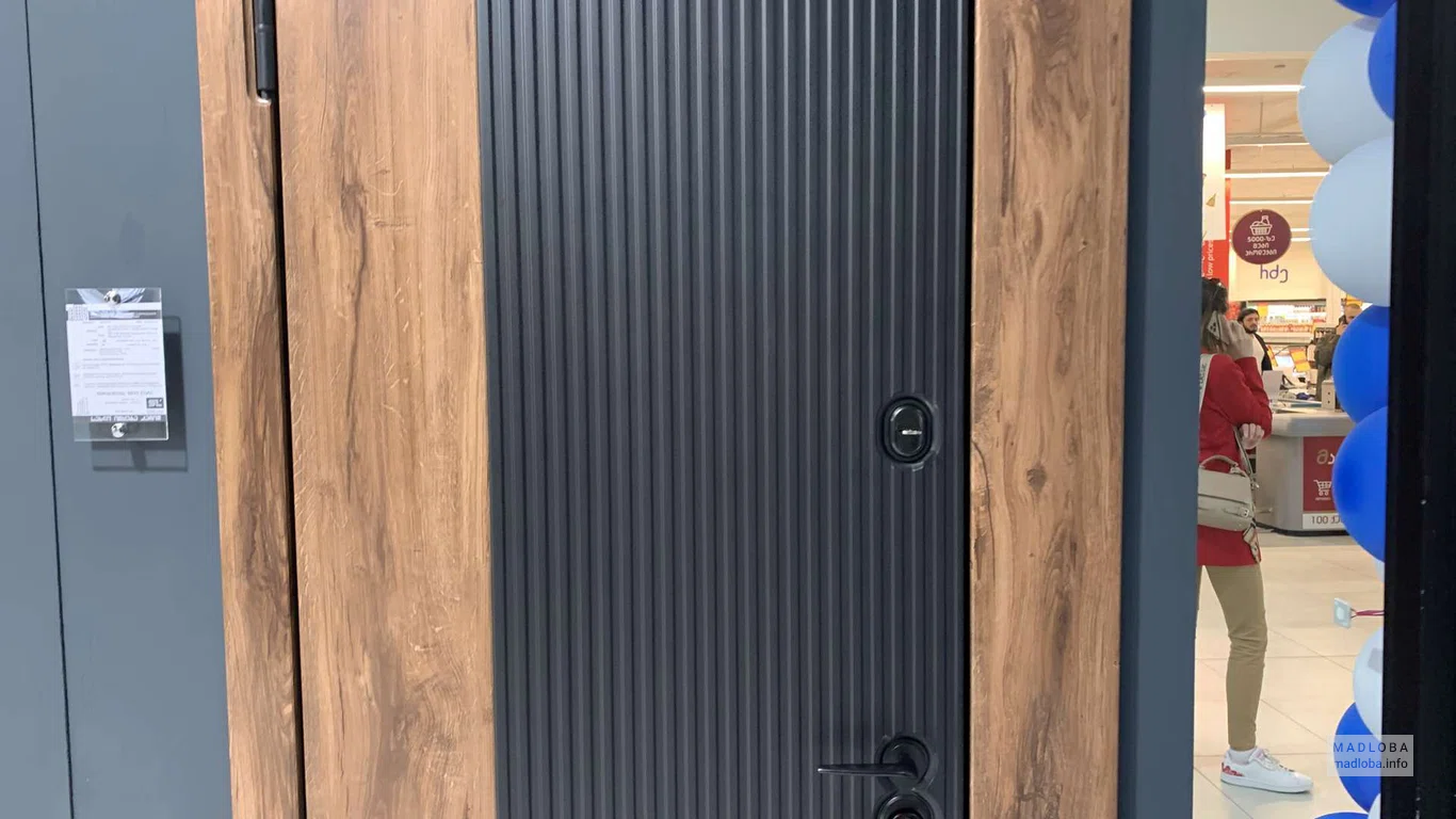 Деревянная дверь с рельефной вставкой