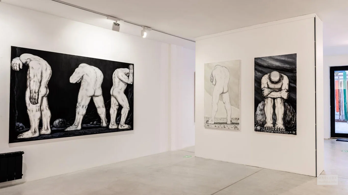 Черно-белые картины с изображениями людей в Галерее Дедикас