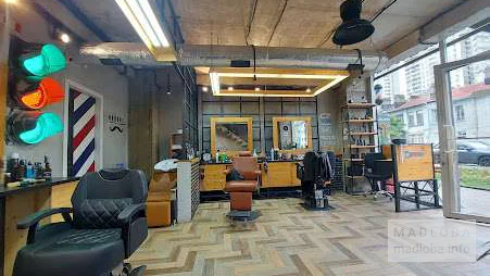 Интерьер в салоне красоты "Garage: Barber Club"