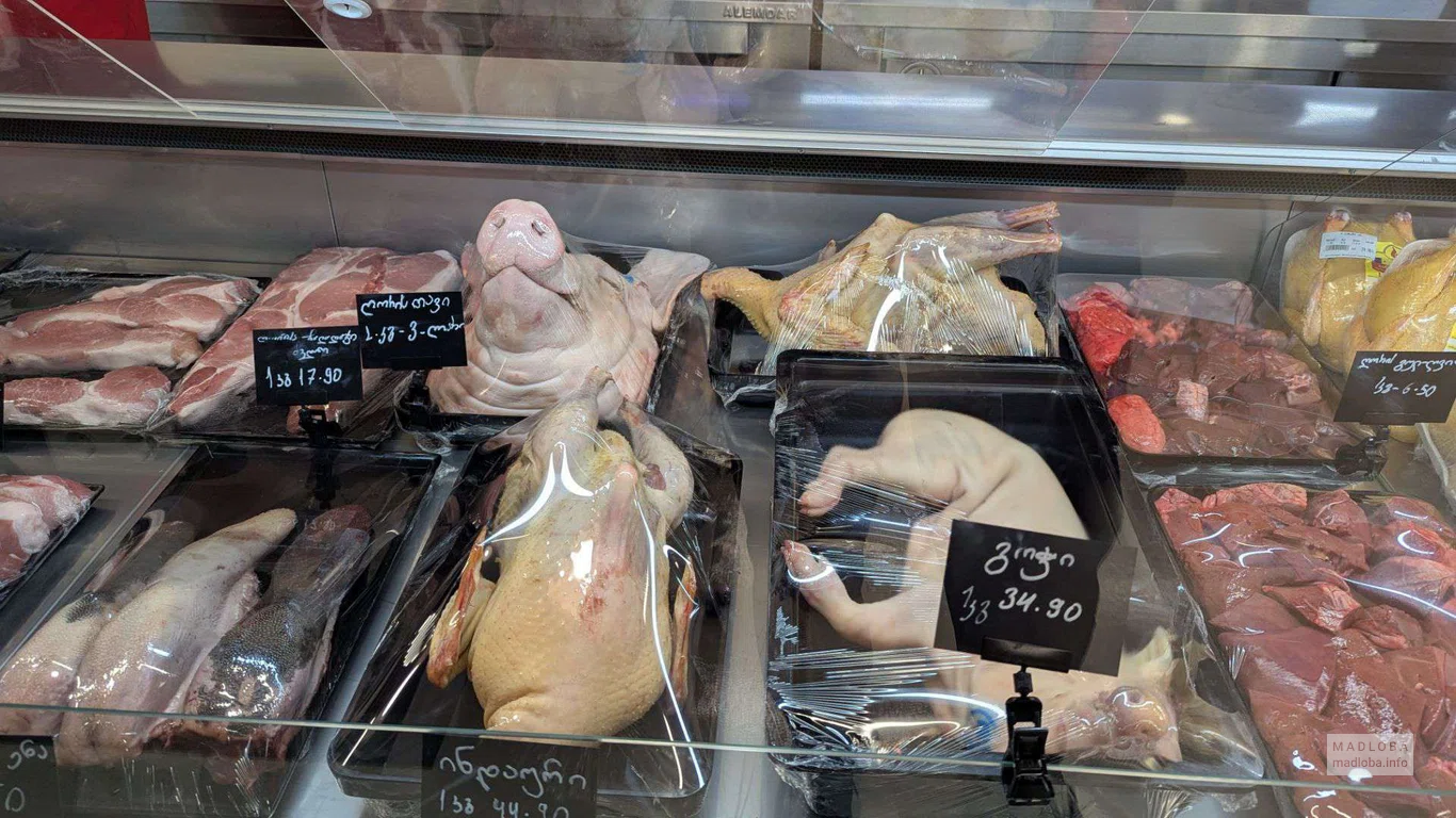 охлаждённые куры в магазине Gastro Meat в Батуми