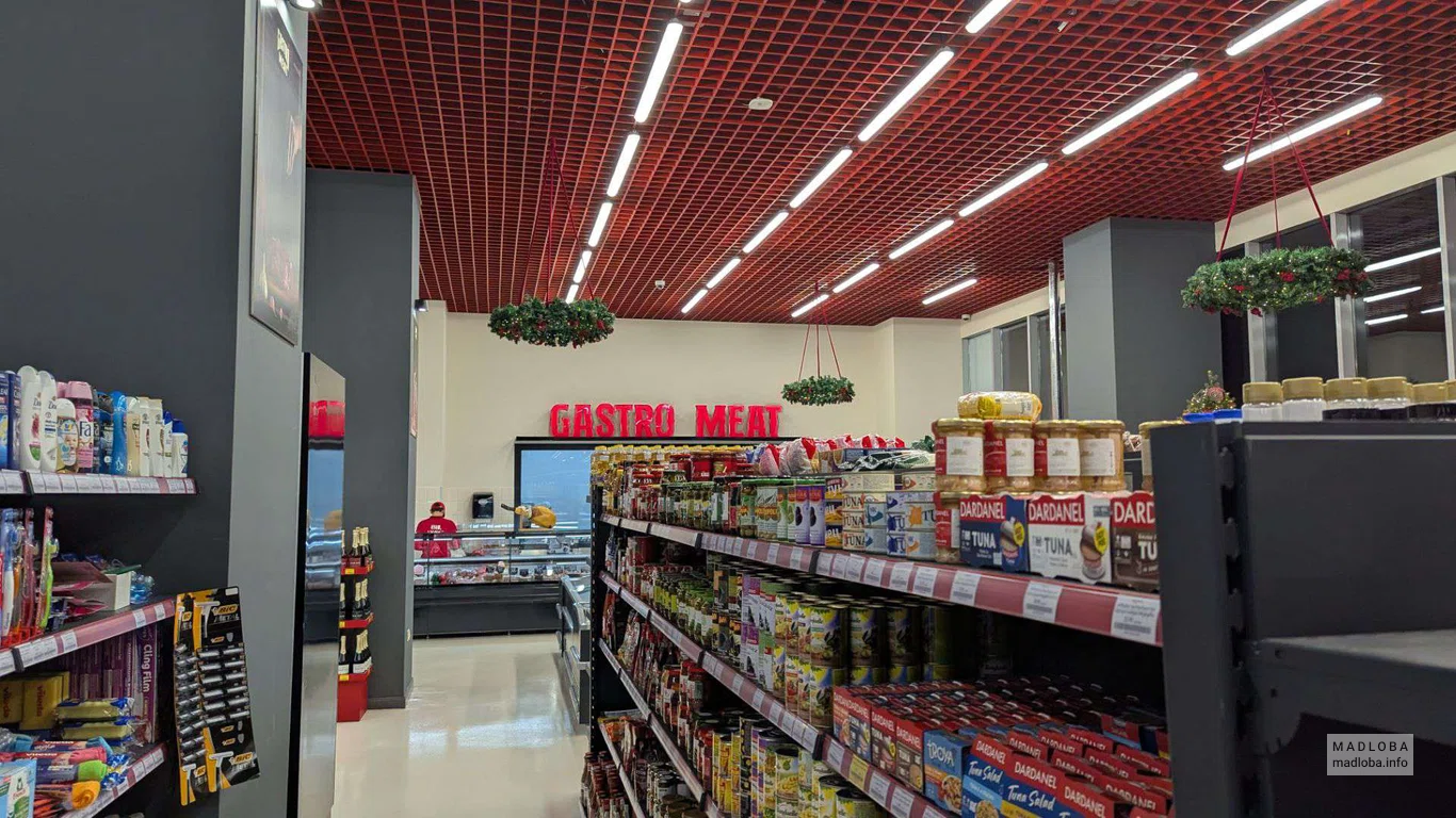 საქონელი თაროებზე გასტროს ხორცის მაღაზიაში ბათუმში