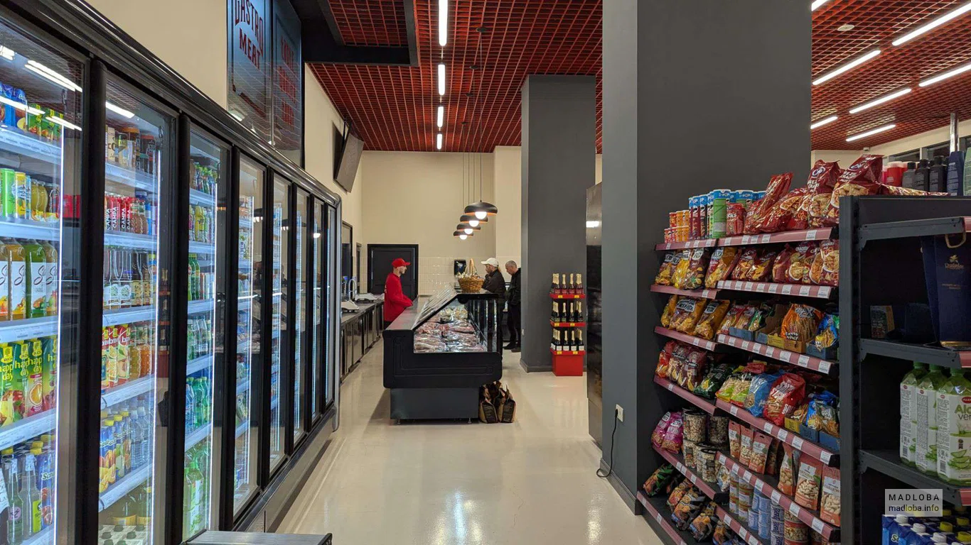 товары на полках в магазине Gastro Meat в Батуми