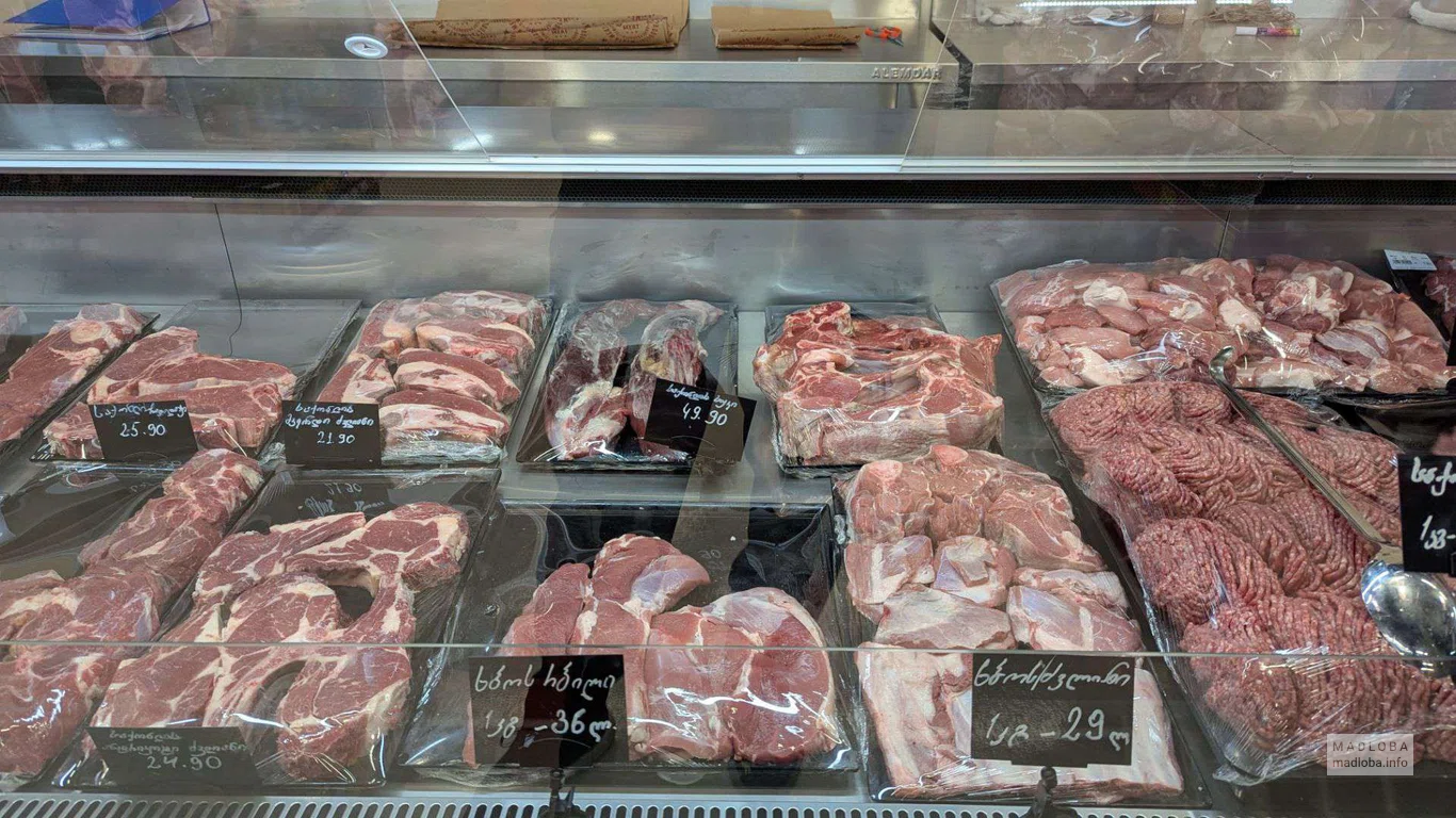 Витрина со свежим мясом в Gastro Meat