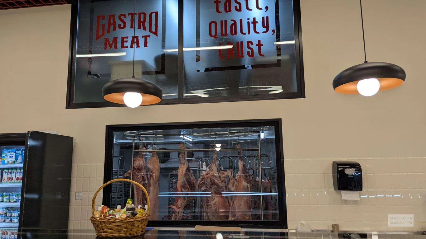 тушки мяса в магазине Gastro Meat в Батуми